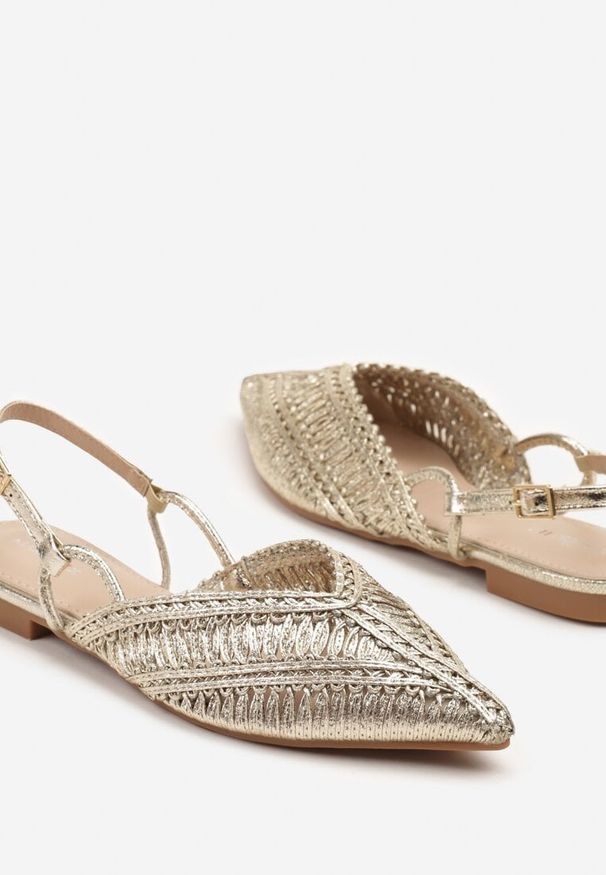 Renee - Złote Sandały Typu Slingback z Metaliczną Nicią i Plecioną Cholewką Nilavalia. Okazja: na co dzień. Zapięcie: sprzączka. Kolor: złoty. Styl: casual, elegancki