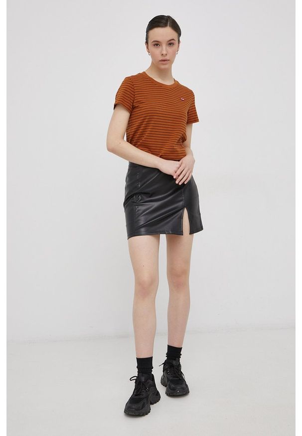 Levi's® - Levi's T-shirt bawełniany kolor brązowy. Okazja: na co dzień, na spotkanie biznesowe. Kolor: brązowy. Materiał: bawełna. Styl: biznesowy, casual