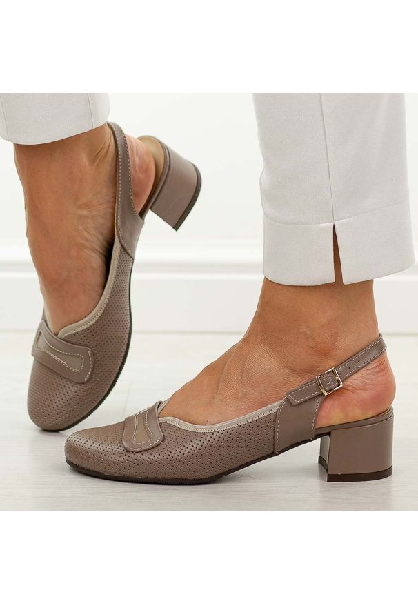 Cappucciono skórzane Polskie czółenka damskie Góral 2000. Okazja: na co dzień. Nosek buta: okrągły. Zapięcie: pasek. Szerokość cholewki: normalna. Wzór: ażurowy. Materiał: skóra. Sezon: wiosna, lato. Obcas: na obcasie. Styl: casual, elegancki, klasyczny. Wysokość obcasa: średni