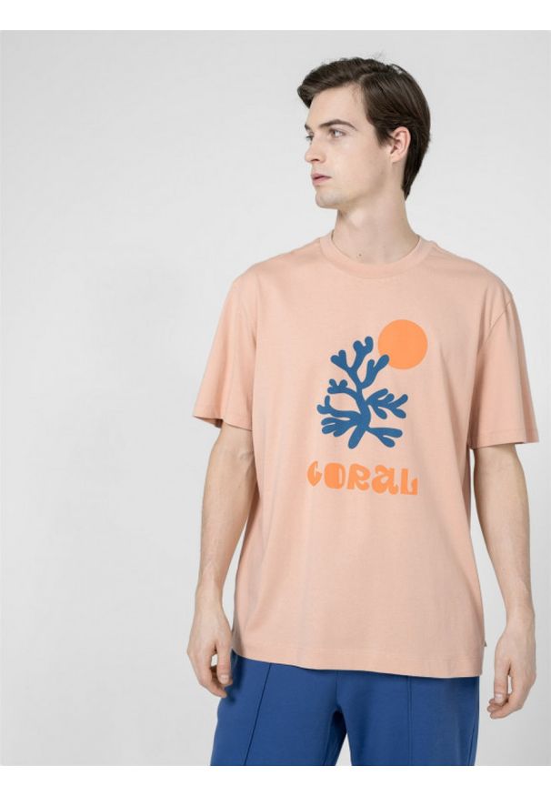 outhorn - T-shirt oversize z nadrukiem męski - beżowy. Okazja: na co dzień. Kolor: beżowy. Materiał: dzianina, bawełna. Wzór: nadruk. Styl: casual