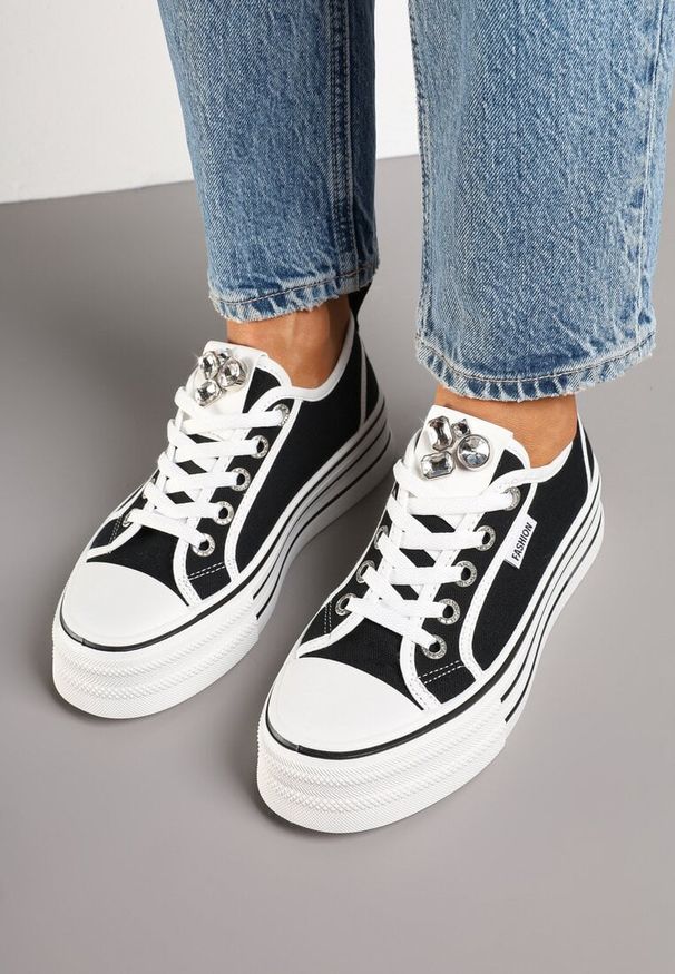 Born2be - Czarne Trampki na Grubej Podeszwie z Aplikacją z Cyrkoniami Galtewin. Okazja: na co dzień. Kolor: czarny. Materiał: jeans. Wzór: aplikacja. Sezon: lato, wiosna. Obcas: na obcasie. Styl: elegancki, casual. Wysokość obcasa: niski