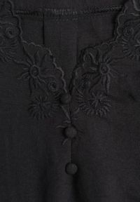 Renee - Czarna Bluzka z Haftowanym Dekoltem i Krótkimi Rękawami Junelia. Kolor: czarny. Długość rękawa: krótki rękaw. Długość: krótkie. Wzór: haft. Sezon: wiosna, lato #7