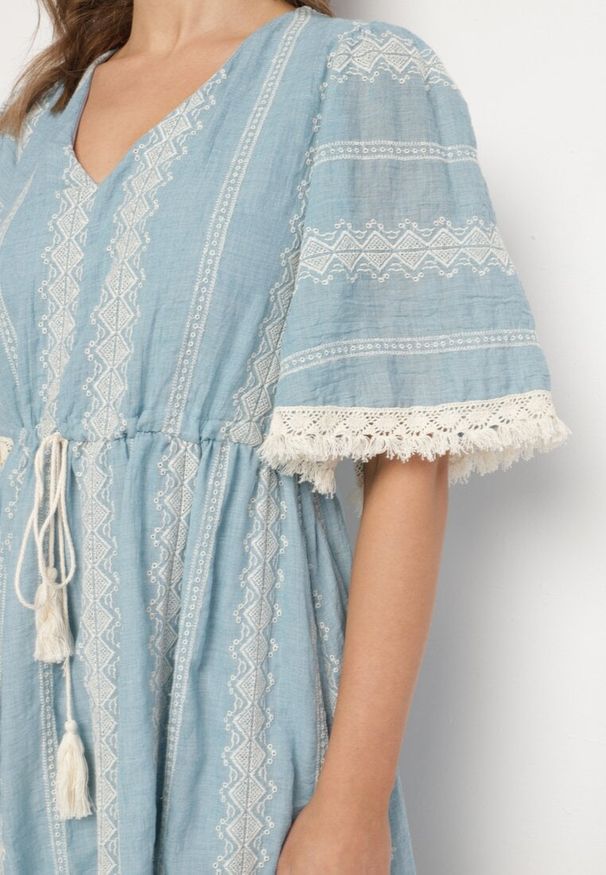 Born2be - Jasnoniebieska Bawełniana Sukienka Boho o Rozkloszowanym Kroju z Wiązaniem i Haftem Korithira. Okazja: na spacer, na co dzień. Typ kołnierza: dekolt w serek. Kolor: niebieski. Materiał: bawełna. Wzór: haft. Sezon: lato. Typ sukienki: rozkloszowane. Styl: boho
