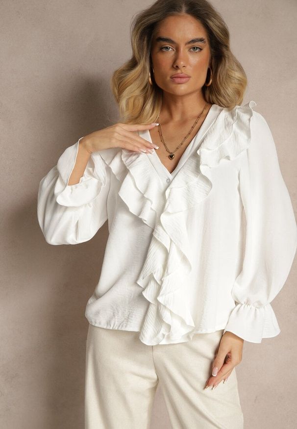 Renee - Biała Koszula z Falbankami Ravedia. Okazja: na co dzień, na imprezę. Typ kołnierza: kołnierz z falbankami. Kolor: biały. Styl: elegancki, casual