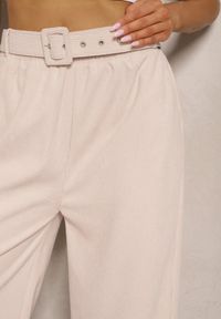 Renee - Beżowe Spodnie Sztruksowe o Szerokim Kroju High Waist z Paskiem Valoma. Okazja: na co dzień. Stan: podwyższony. Kolor: beżowy. Materiał: sztruks. Styl: retro, elegancki, casual