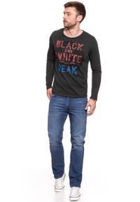 Wrangler - LONGSLEEVE WRANGLER PEAK TEE PHANTOM W7B09DE16. Kolor: czarny. Długość rękawa: długi rękaw. Wzór: nadruk #3