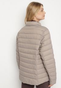 Born2be - Beżowa Pikowana Kurtka o Prostym Kroju z Niską Stójką Zeniva. Okazja: na co dzień, na spacer. Typ kołnierza: kołnierzyk stójkowy. Kolekcja: plus size. Kolor: beżowy. Materiał: jeans, dzianina. Styl: casual