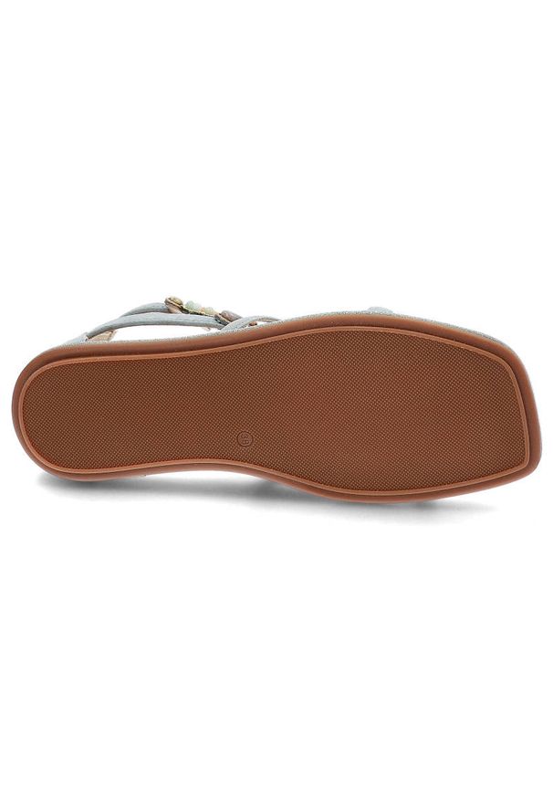Niebieskie Sandały Alma En Pena Płaskie Buty Na Lato. Okazja: na co dzień. Kolor: niebieski. Materiał: skóra, zamsz. Sezon: lato. Styl: boho, elegancki, casual