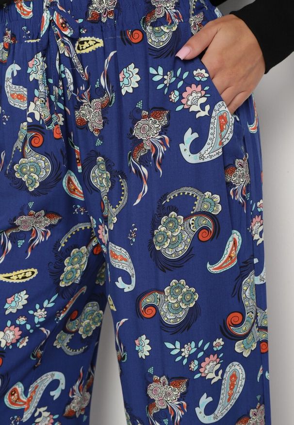 Born2be - Niebieskie Spodnie z Bawełny z w Stylu Boho z Szerokimi Nogawkami i Gumką w Talii Jelvia. Okazja: na co dzień. Kolor: niebieski. Materiał: bawełna. Sezon: lato, wiosna. Styl: boho