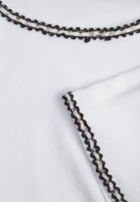 Renee - Biały T-shirt z Bawełny Zdobiony Lamówką z Metaliczną Nicią Petinope. Kolor: biały. Materiał: bawełna. Wzór: aplikacja #6