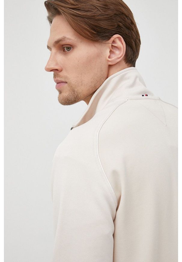 TOMMY HILFIGER - Tommy Hilfiger bluza męska kolor beżowy gładka. Okazja: na co dzień. Kolor: beżowy. Materiał: materiał. Długość rękawa: raglanowy rękaw. Wzór: gładki. Styl: casual