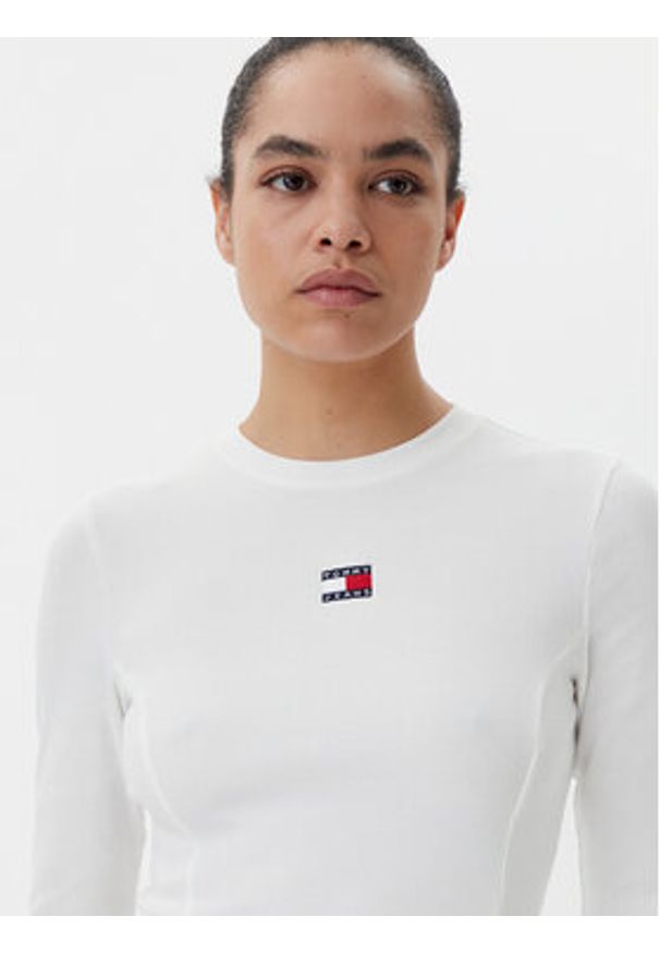 Tommy Jeans Sukienka codzienna Badge DW0DW20666 Biały Slim Fit. Okazja: na co dzień. Kolor: biały. Materiał: bawełna. Typ sukienki: proste. Styl: casual