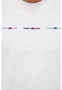 Tommy Jeans T-shirt bawełniany kolor biały z aplikacją. Okazja: na co dzień. Kolor: biały. Materiał: bawełna. Wzór: aplikacja. Styl: casual