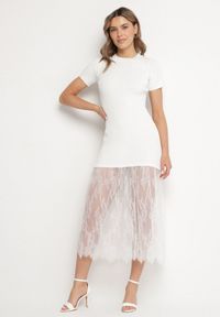 Born2be - Biała Prążkowana Sukienka z Koronkowym Dołem Vilzedi. Kolor: biały. Materiał: koronka, prążkowany. Typ sukienki: proste. Styl: glamour, elegancki #1