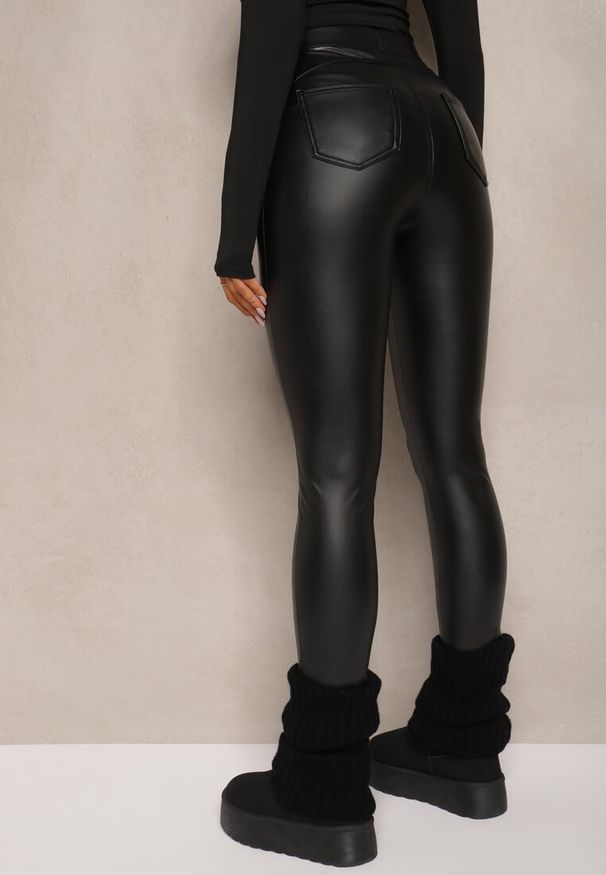 Renee - Czarne Legginsy z Imitacji Skóry High Waist Noriel. Okazja: na co dzień. Stan: podwyższony. Kolor: czarny. Materiał: skóra. Wzór: aplikacja. Sezon: zima. Styl: casual