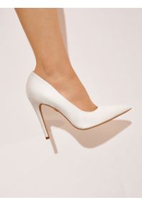 Kazar - Białe eleganckie szpilki z tkaniny dla Panny Młodej. Okazja: na ślub cywilny, na wesele. Kolor: biały. Materiał: tkanina. Szerokość cholewki: normalna. Obcas: na szpilce. Styl: elegancki, młodzieżowy. Wysokość obcasa: średni #7