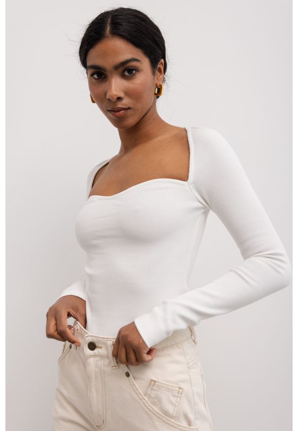 Marsala - Dopasowany top z dekoltem w kształcie serca w kolorze SNOW WHITE - VALENTINE. Kolor: beżowy. Materiał: dzianina, materiał, bawełna, elastan, prążkowany. Długość rękawa: długi rękaw. Długość: długie