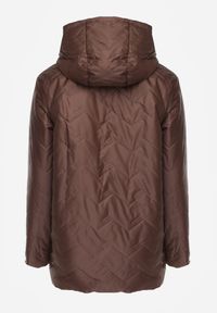 Born2be - Brązowa Przejściolwa Pikowana Kurtka z Odpinanym Kapturem Nevistta. Okazja: na spacer, na co dzień, do pracy. Kolekcja: plus size. Kolor: brązowy. Materiał: poliester, jeans. Styl: casual, elegancki #2