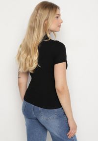 Born2be - Czarny Dopasowany T-shirt z Wiskozy z Golfem Isovera. Okazja: na spotkanie biznesowe, do pracy. Typ kołnierza: golf. Kolor: czarny. Materiał: wiskoza. Długość rękawa: krótki rękaw. Długość: krótkie. Wzór: aplikacja. Styl: biznesowy, elegancki