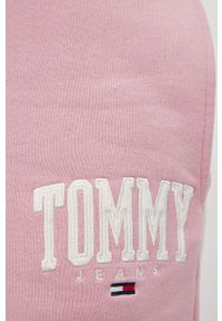 Tommy Jeans Spodnie DW0DW12107.PPYY damskie kolor różowy z aplikacją. Stan: podwyższony. Kolor: różowy. Materiał: bawełna. Wzór: aplikacja #2
