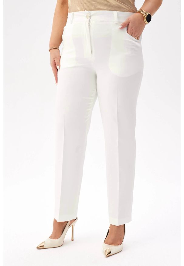 Moda Size Plus Iwanek - Eleganckie spodnie Eleonora w kolorze ecru PLUS SIZE XXL. Okazja: na co dzień, na spotkanie biznesowe. Kolekcja: plus size. Materiał: tkanina, poliester, elastan, materiał. Długość: krótkie. Styl: elegancki