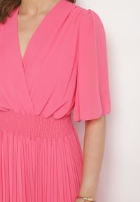 Born2be - Fuksjowy Plisowany Kombinezon o Kopertowym Kroju z Gumką w Talii Ameddie. Okazja: na co dzień. Kolor: różowy. Styl: elegancki, casual #4