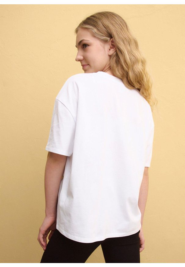 bonprix - Bawełniany T-shirt oversize z nadrukiem Hello Kitty. Kolor: biały. Materiał: bawełna. Wzór: nadruk, motyw z bajki