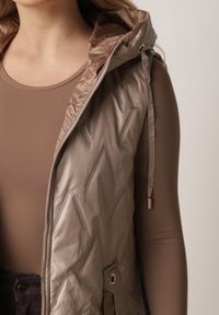 Born2be - Brązowa Pikowana Kamizelka o Długim Kroju z Nieodpinanym Kapturem w Romby Dephice. Okazja: na co dzień. Typ kołnierza: kaptur. Kolor: brązowy. Materiał: materiał, jeans. Długość: długie. Styl: elegancki, casual #5