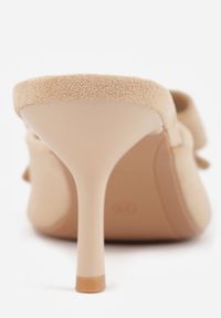 Renee - Beżowe Klapki Mule na Szpilce z Kokardką Kimoseis. Nosek buta: otwarty. Kolor: beżowy. Materiał: zamsz, skóra. Wzór: aplikacja. Sezon: lato. Obcas: na szpilce. Wysokość obcasa: średni #3