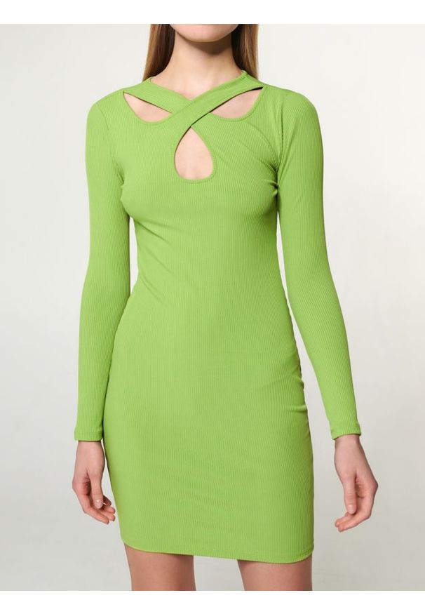 Sinsay - Prążkowana sukienka mini z długim rękawem i wycięciem przy dekolcie - zielony. Kolor: zielony. Materiał: prążkowany. Długość rękawa: długi rękaw. Długość: mini