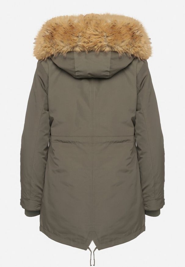 Born2be - Ciemnozielona Zimowa Kurtka Parka z Odpinanym Futerkowym Zdobieniem i Kapturem Sialinnea. Okazja: na co dzień, na spacer. Kolor: zielony. Materiał: jeans, futro, dzianina. Wzór: aplikacja. Sezon: zima. Styl: klasyczny, casual, elegancki