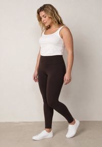 Born2be - Brązowe Gładkie Legginsy z Wysokim Stanem i Panelem Podkreślającym Talię Noseno. Okazja: na co dzień. Stan: podwyższony. Kolekcja: plus size. Kolor: brązowy. Długość: krótkie. Wzór: gładki. Styl: casual, sportowy #6