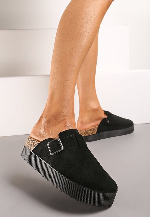 Born2be - Czarne Klapki Mule na Platformie z Klamrą i Korkową Wstawką Luzzasca. Okazja: na co dzień. Kolor: czarny. Materiał: jeans, len. Sezon: lato. Obcas: na platformie. Styl: elegancki, casual