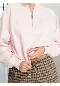 Sinsay - Krótka bluza ze stójką - różowy. Typ kołnierza: kołnierzyk stójkowy. Kolor: różowy. Długość: krótkie