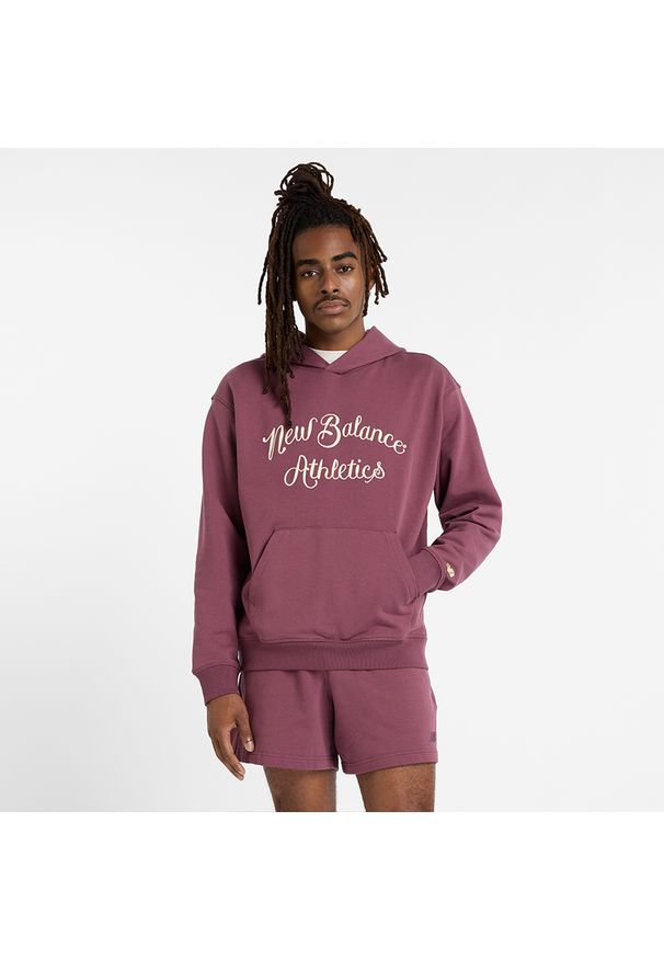 Bluza męska New Balance MT51935FDP – fioletowa. Typ kołnierza: kaptur. Kolor: fioletowy. Materiał: materiał, dresówka, bawełna. Wzór: aplikacja, napisy
