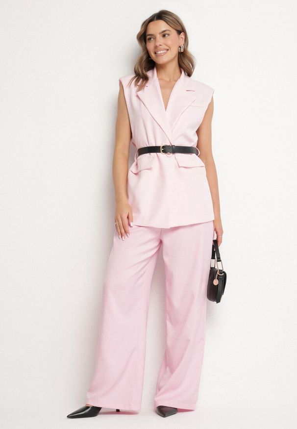 Born2be - Różowa Kamizelka Garniturowa Oversize na Guzik z Paskiem Melazi. Okazja: na co dzień, do pracy, na spotkanie biznesowe. Kolor: różowy. Materiał: jeans. Wzór: aplikacja. Styl: klasyczny, casual, biznesowy, elegancki