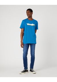 Wrangler - WRANGLER GRAPHIC TEE MĘSKI T-SHIRT KOSZULKA Z NADRUKIEM LOGO DEEP WATER W753EE69F 112331872. Wzór: nadruk