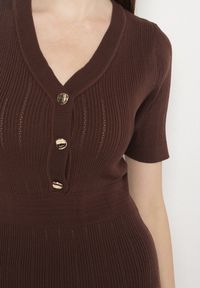 Born2be - Brązowa Dzianinowa Sukienka z Wiskozą o Taliowanym Kroju z Guzikami Fenallea. Okazja: do pracy, na spotkanie biznesowe. Kolor: brązowy. Materiał: wiskoza, dzianina. Styl: biznesowy, elegancki #2