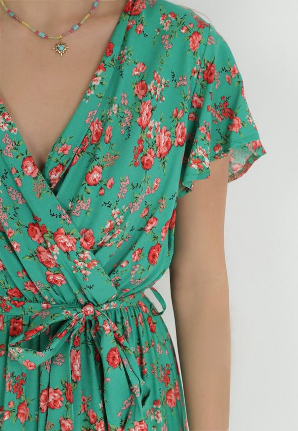 Born2be - Zielona Sukienka Midi z Wiskozy z Gumką w Talii i Krótkim Rękawem Jodys. Kolor: zielony. Materiał: wiskoza. Długość rękawa: krótki rękaw. Długość: midi