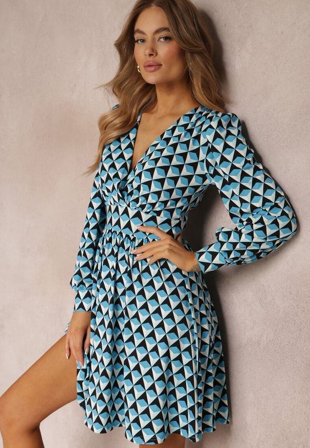 Renee - Niebieska Sukienka Mini w Geometryczny Wzór z Długim Rękawem Ezrie. Kolor: niebieski. Długość rękawa: długi rękaw. Wzór: geometria. Typ sukienki: kopertowe. Długość: mini