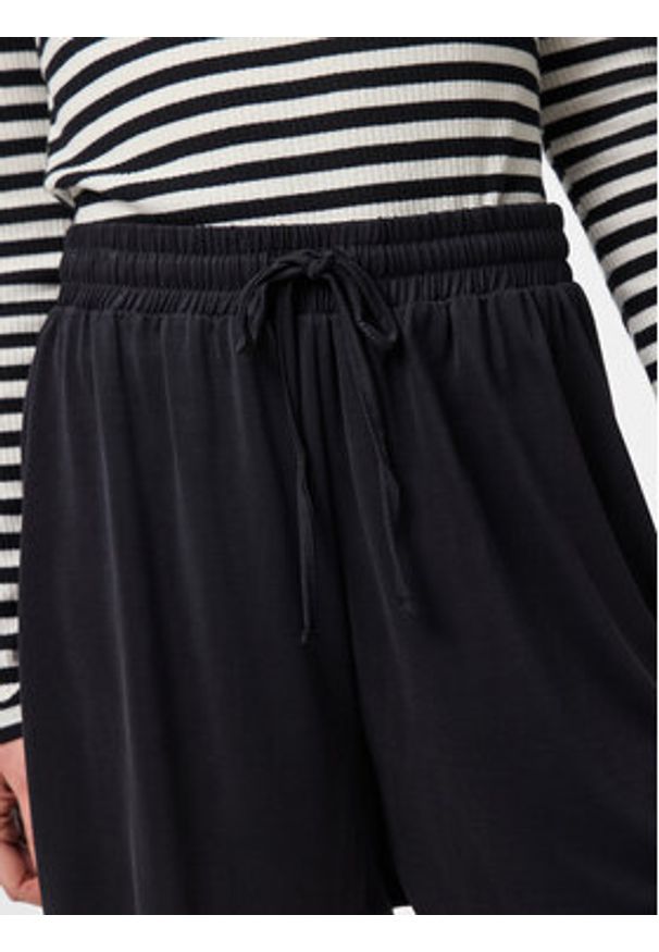 Pieces Szorty materiałowe Anora 17148783 Czarny Regular Fit. Kolor: czarny. Materiał: syntetyk