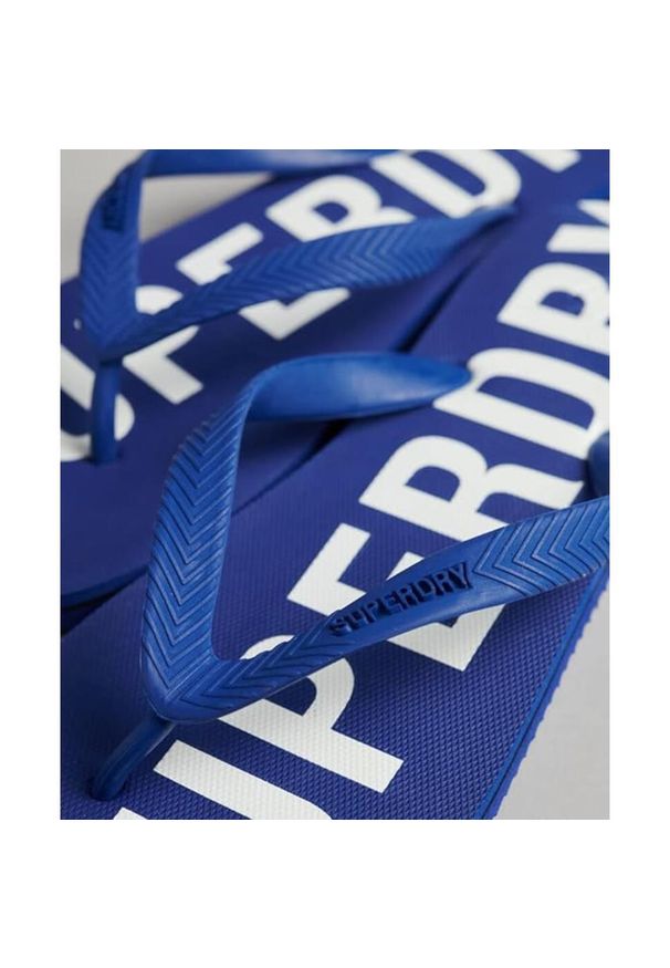 Japonki plażowe męskie Superdry Code Essential Flip Flop. Okazja: na plażę. Kolor: niebieski. Sport: pływanie, fitness