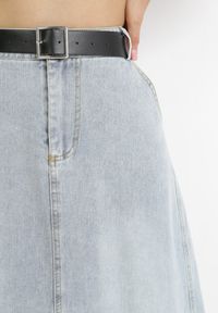Born2be - Jasnoniebieska Rozkloszowana Spódnica Jeansowa Maxi z Paskiem Triwisa. Kolor: niebieski. Materiał: jeans. Długość: długie #4