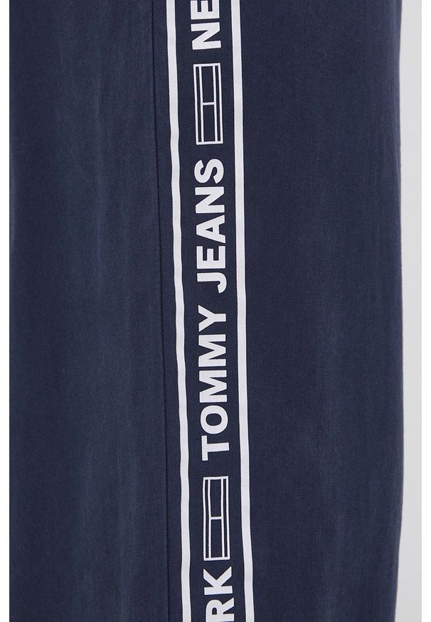 Tommy Jeans spodnie damskie kolor granatowy z nadrukiem. Kolor: niebieski. Materiał: lyocell, jedwab, materiał, tkanina. Wzór: nadruk