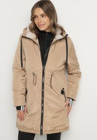 Born2be - Ciemnobeżowa Klasyczna Kurtka Parka z Futrzaną Wyściółką Olenevia. Okazja: na co dzień. Kolor: beżowy. Materiał: futro. Styl: klasyczny #1
