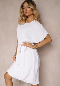 Renee - Biała Pudełkowa Sukienka Wiązana w Talii Junolia. Okazja: na co dzień. Kolor: biały. Styl: klasyczny, casual, elegancki