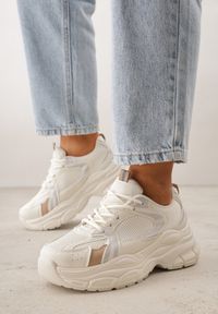 Renee - Beżowe Sneakersy VICES na Geometrycznej Platformie z Perforacją Elinata. Kolor: beżowy. Materiał: jeans. Wzór: geometria. Sezon: wiosna. Obcas: na platformie. Sport: joga i pilates #4