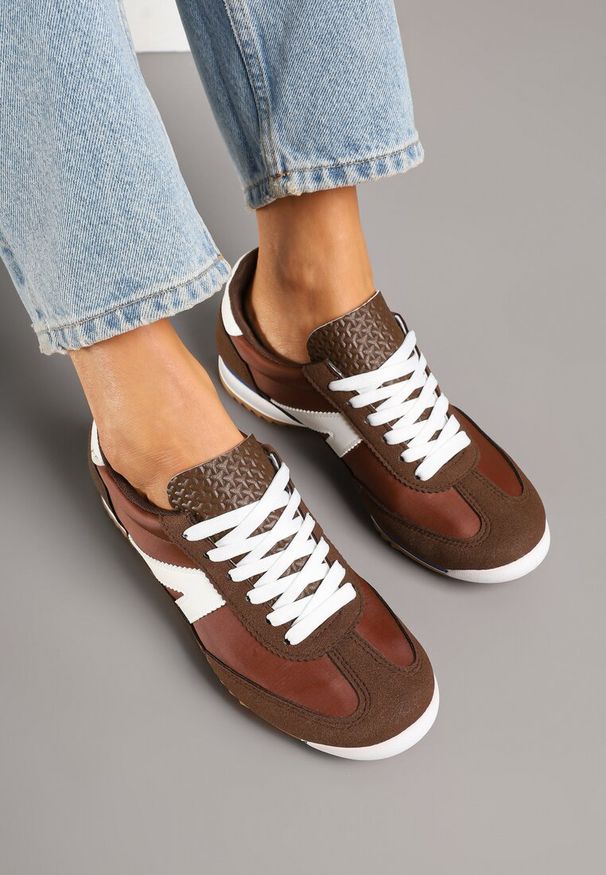 Renee - Brązowe Sneakersy z Geometrycznym Wzorem Zoloti. Okazja: na co dzień. Zapięcie: sznurówki. Kolor: brązowy. Wzór: geometria