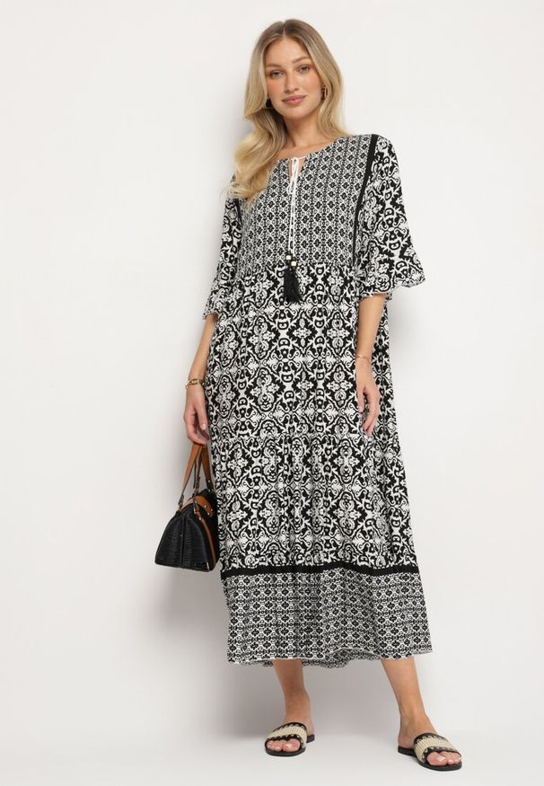 Born2be - Czarna Bawełniana Sukienka w Stylu Boho z Wiązaniem Przy Dekolcie Orradelle. Okazja: na co dzień. Kolor: czarny. Materiał: bawełna. Typ sukienki: proste. Styl: boho