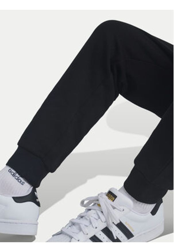 Adidas - adidas Spodnie dresowe IW3498 Czarny Regular Fit. Kolor: czarny. Materiał: bawełna